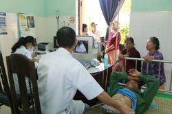 Khám và tặng tủ thuốc miễn phí cho người nghèo tại huyện miền núi tỉnh Thừa Thiên Huế