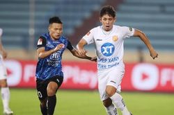 Hồng Duy xin lỗi vì từ chối bắt tay HLV