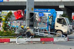 TP.HCM: Dàn đèn chiếu sáng tuột khỏi dây cáp đè trúng công nhân đang sửa chữa