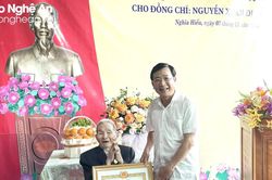 Trao Huy hiệu 75 năm tuổi Đảng cho đảng viên ở Nghĩa Đàn