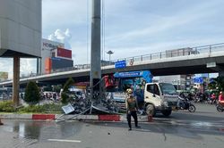 TPHCM: Rơi dàn đèn 'khổng lồ' tại ngã tư Hàng Xanh, một người bị thương nặng
