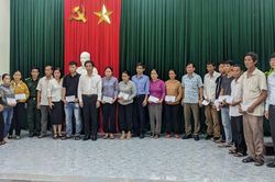 Lãnh đạo thành phố tặng quà, động viên thân nhân của 15 ngư dân Quảng Nam gặp nạn trên biển