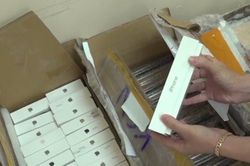 Triệt phá đường dây buôn lậu iPhone, máy tính lên đến 300 tỷ đồng
