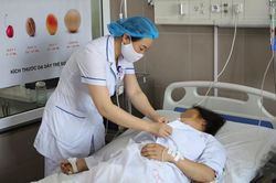 Sản phụ suýt tử vong sau khi sinh con tại nhà
