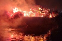 Tàu cá đang hoạt động trên biển bất ngờ bốc cháy trong đêm