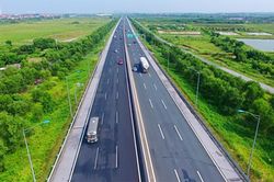 Lái xe chạy chậm ở làn ngoài cùng bên trái đường cao tốc có bị phạt không?