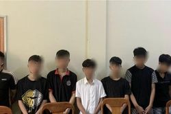 Nhóm quái xế dàn cảnh mang hung khí diễu phố để quay clip câu 'like'