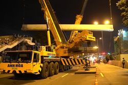 Xuyên đêm lắp dầm cầu bộ hành đầu tiên tuyến Metro số 1