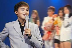 Được fan nữ lên sân khấu tặng hoa, Hồ Văn Cường 'cầu cứu' khán giả