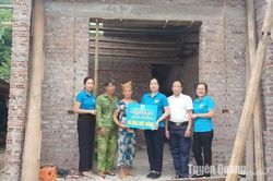 Hội LHPN thành phố trao kinh phí hỗ trợ hội viên nghèo xã An Khang xóa nhà tạm