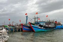 Cháy tàu cá trong đêm, nhiều ngư dân thoát nạn
