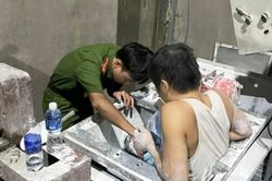 Cứu người đàn ông ở Đồng Nai bị kẹt chân vào máy trộn bột xi măng