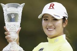 Golfer Nhật Bản vừa vô địch Toto Japan Classic 2023 gây sốt khi giống minh tinh Củng Lợi 'như hai giọt nước'