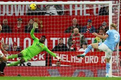 Cà phê đầu tuần: Man City đã giả vờ 13 năm để vượt MU