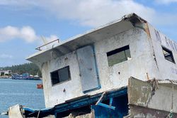 Quảng Ngãi: Không thể cạnh tranh, nhiều tàu cao tốc nằm bờ chờ thanh lý