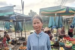 Nhặt được 30 triệu đồng, cụ bà quét chợ tìm người trả lại