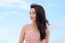 Hoa hậu Đặng Thu Thảo tôn dáng mảnh mai với thời trang nữ tính khi đi biển