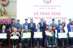 Chủ tịch UBND TP Hà Nội trao Huy hiệu 75 năm tuổi Đảng tặng các đảng viên lão thành