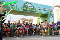 Người dân hào hứng 'đổi chai nhựa, nhận túi vải' tại YIC Hanam Green Race