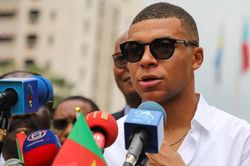Mbappe nhận cảnh báo gia nhập Real Madrid, ở lại 'làm vua' PSG