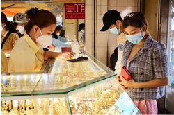 Giá vàng giảm không ngừng, các nhà đầu tư dài hạn 'dửng dưng'
