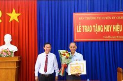 Ban Thường vụ Huyện ủy Châu Phú trao Huy hiệu 50 năm tuổi Đảng cho đảng viên