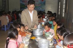 Đảm bảo bữa ăn bán trú cho học sinh
