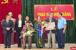 Chuyển trao Huy hiệu Đảng dịp 7/11 tại thị trấn Nông trường Mộc Châu