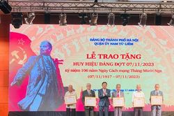 Quận Nam Từ Liêm trao Huy hiệu Đảng cho các đảng viên