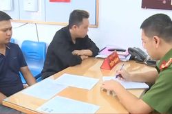 Hai thanh niên tông xe vào tổ Cảnh sát giao thông đo nồng độ cồn