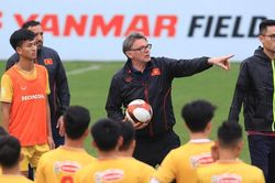 HLV Troussier lo 'vá' hàng phòng ngự đội tuyển Việt Nam