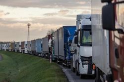 Tại sao các tài xế xe tải Ba Lan chặn cửa khẩu với Ukraine?