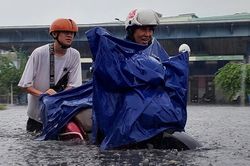 Phố xá ngập sâu, người Đà Nẵng bì bõm đẩy xe trong 'biển nước'