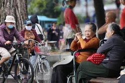 Chùm ảnh: Hà Nội sáng bình yên trong cơn gió lạnh đầu mùa, người dân co ro khoác thêm áo ấm