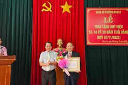 101 đảng viên Pleiku và Kbang được tặng huy hiệu Đảng
