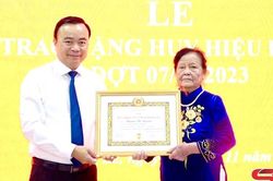Đảng ủy phường Chiềng Lề trao Huy hiệu Đảng đợt 7/11