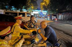 Xem lực lượng Cảnh sát giao thông trật tự xử lý các'ma men' lái xe