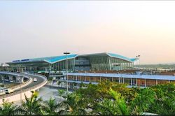 Chuyến bay phải dừng khẩn cấp vì hành khách nói chuyện cất súng trong hành lý