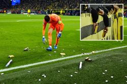 Hình ảnh 'bãi chiến trường' khiến trận Dortmund – Newcastle tạm hoãn vài phút