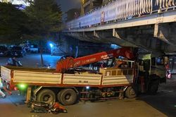 Xe cẩu mắc kẹt sau cú tông vào dầm cầu Long Biên