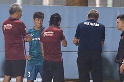 Quế Ngọc Hải vẫn phải tập riêng, tuyển Việt Nam khủng hoảng hàng thủ