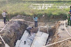 Sập tấm đan cống hộp đường gom cao tốc Diễn Châu – Bãi Vọt, 2 người tử vong