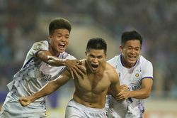 Thua Hà Nội FC, HLV Wuhan Three Towns đổ lỗi cho... sân Mỹ Đình