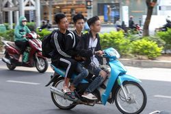 Học sinh Hà Nội 'đầu trần, kẹp ba' lao vun vút trên đường phố