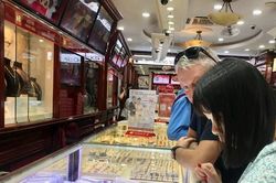 Giá vàng lên mốc 70 triệu đồng/lượng