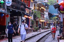 Đề nghị giải tỏa cà phê đường tàu, cử chốt gác cả ban đêm