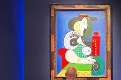 'Femme à la montre' của Picasso đạt giá 139 triệu USD, tác phẩm đắt giá nhất được bán đấu giá trong năm nay