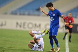 Vợ hậu vệ đội tuyển Việt Nam nổi giận khi chồng bị 'Ronaldo Trung Quốc' đánh nguội