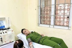 2 chiến sĩ công an hiến máu cứu người qua cơn nguy kịch