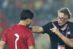 Tuyển Việt Nam: Khi ông Troussier cần tự 'cởi trói'